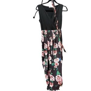 Long sleeveless dress with optional matching belt
